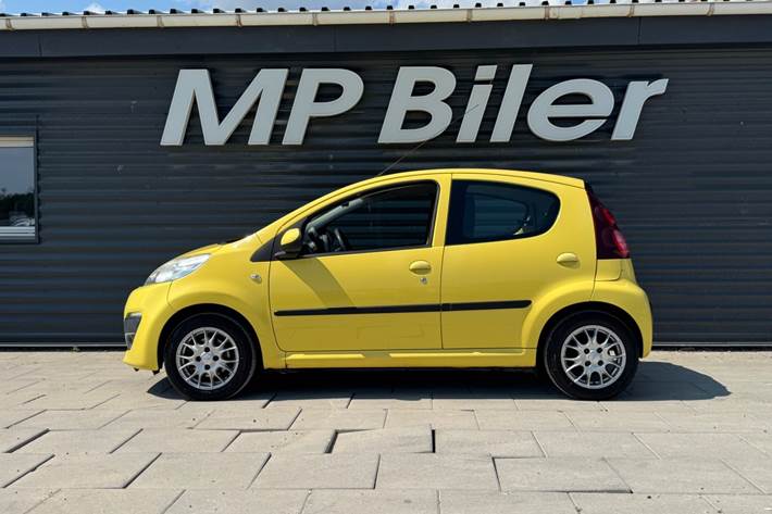 Gul Peugeot 107 fra 2012