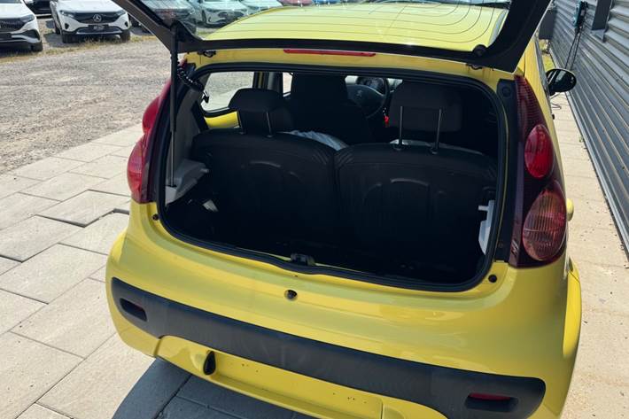 Gul Peugeot 107 fra 2012