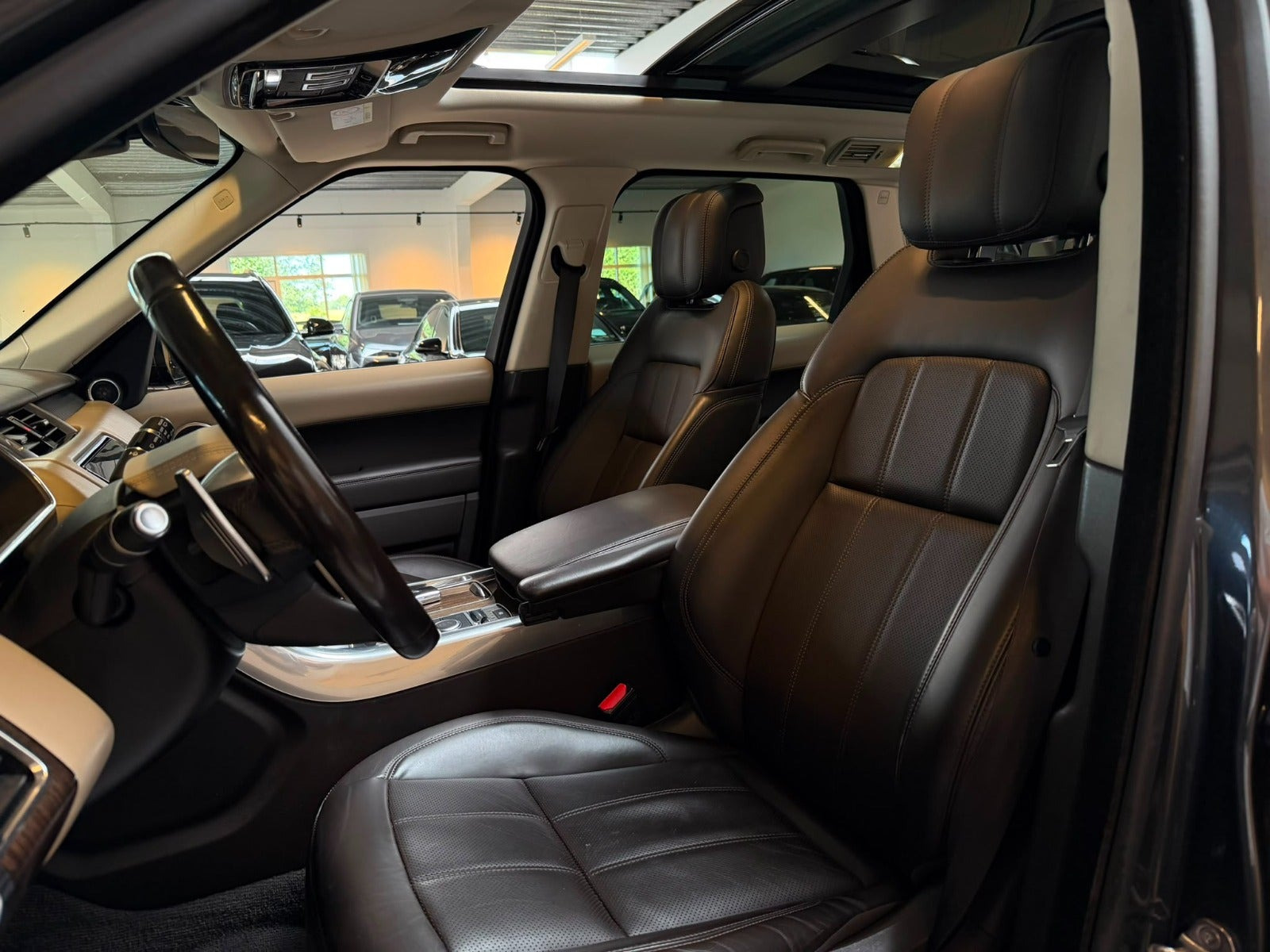 Grå Land Rover Range Rover sport fra 2018