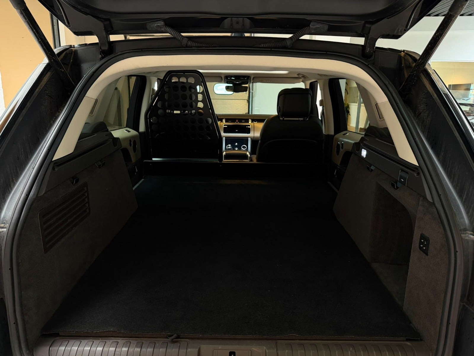 Grå Land Rover Range Rover sport fra 2018