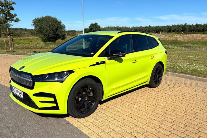 Grøn Skoda Enyaq fra 2023 set udefra