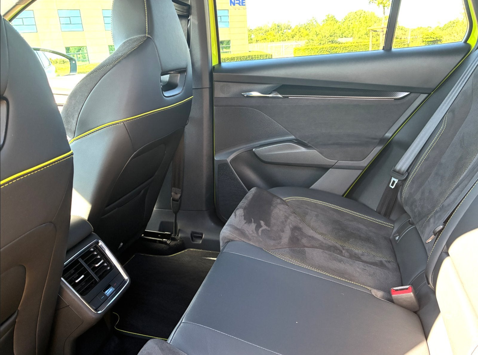 Grøn Skoda Enyaq fra 2023