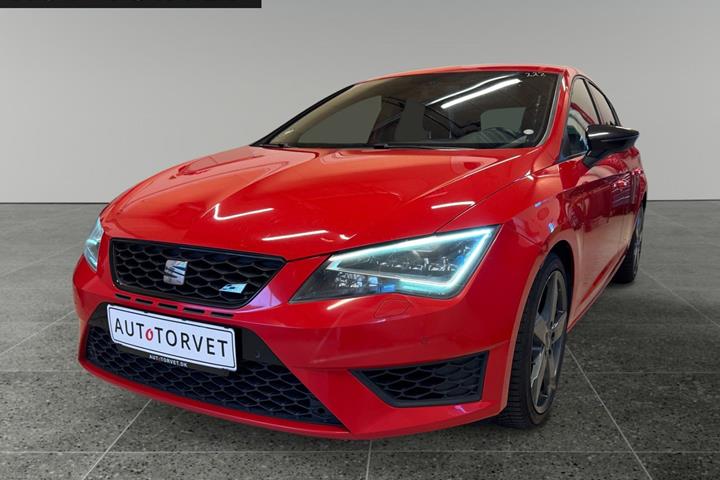 Rød Seat Leon fra 2014 set udefra