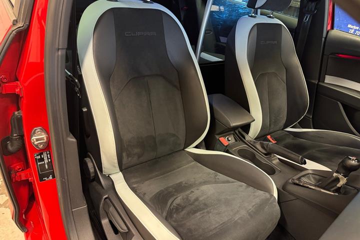 Rød Seat Leon fra 2014