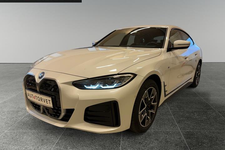Hvid BMW i4 fra 2024 set udefra