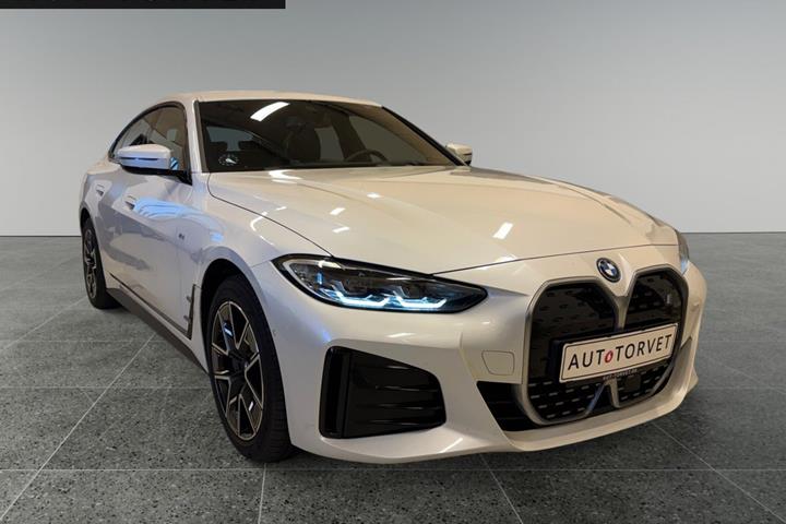 Hvid BMW i4 fra 2024