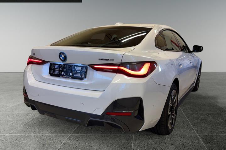 Hvid BMW i4 fra 2024