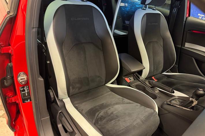 Rød Seat Leon fra 2014