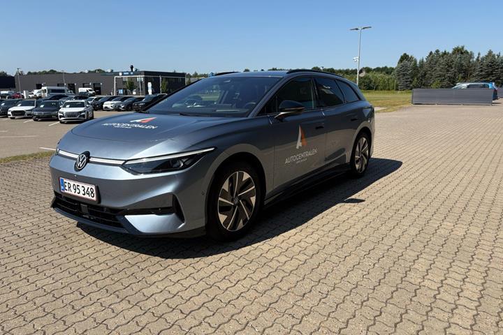 Blå VW ID.7 fra 2026 set udefra