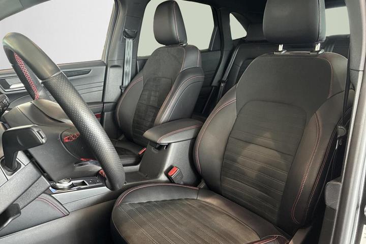 Grå Ford Kuga fra 2021