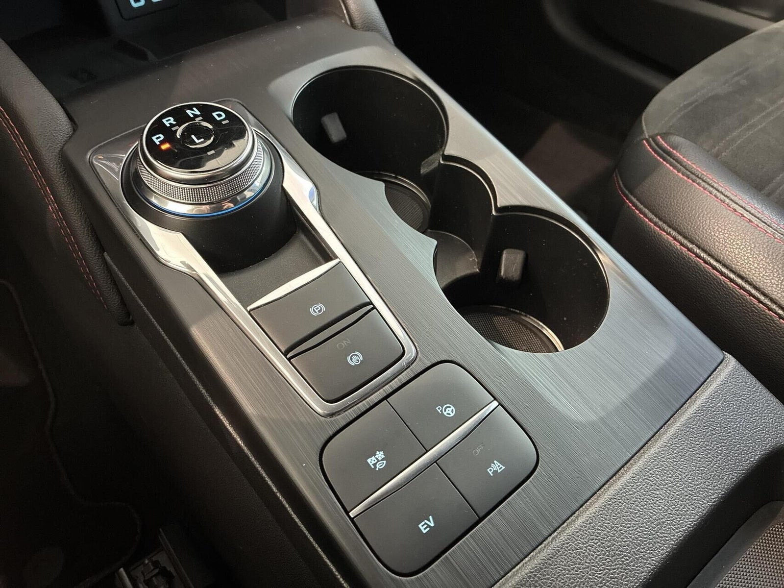 Grå Ford Kuga fra 2021