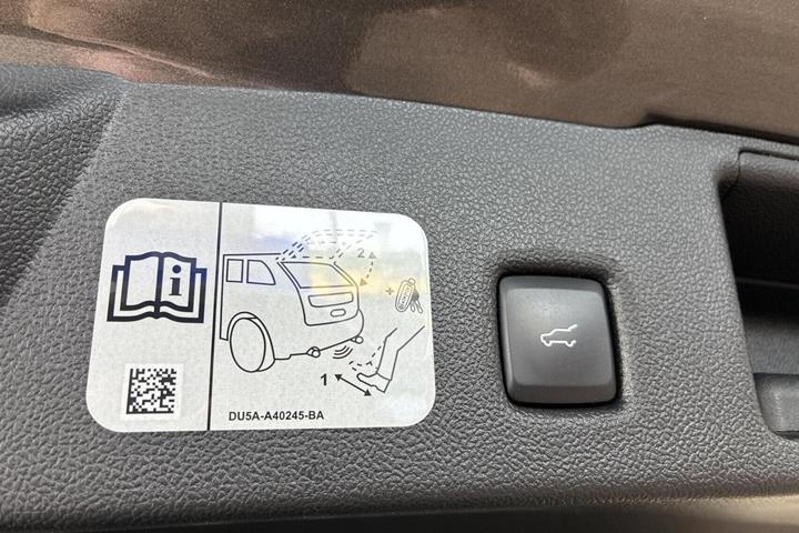 Grå Ford Kuga fra 2021