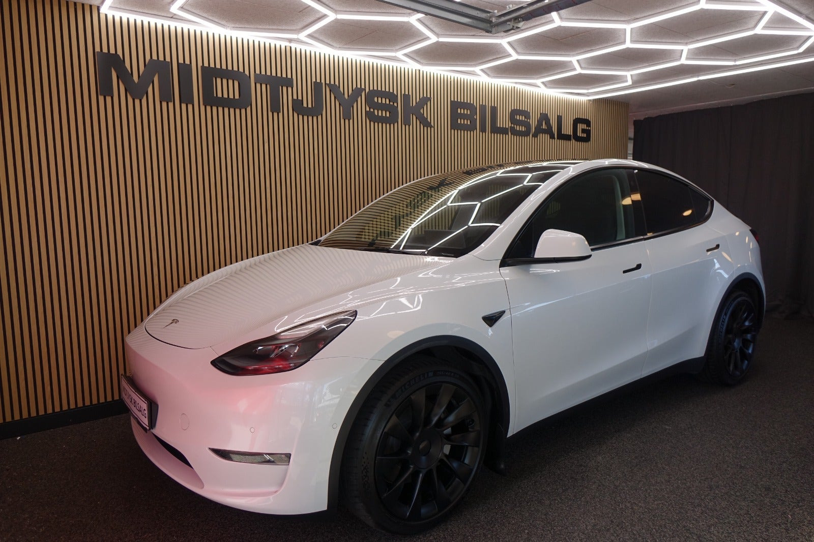 Hvid Tesla Model Y fra 2023