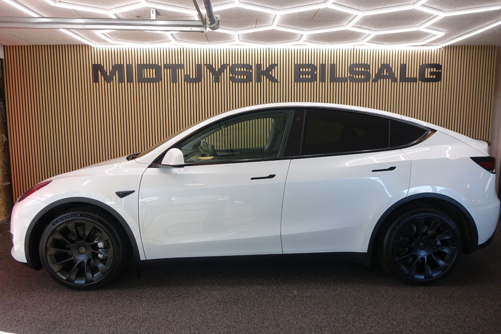 Hvid Tesla Model Y fra 2023