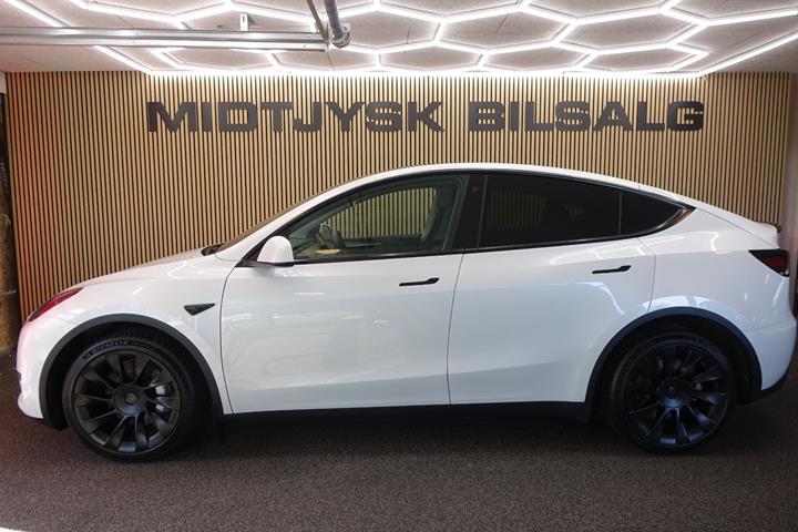Hvid Tesla Model Y fra 2023