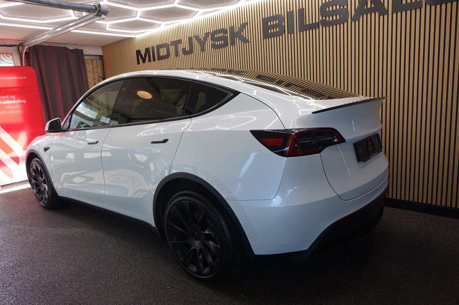 Hvid Tesla Model Y fra 2023