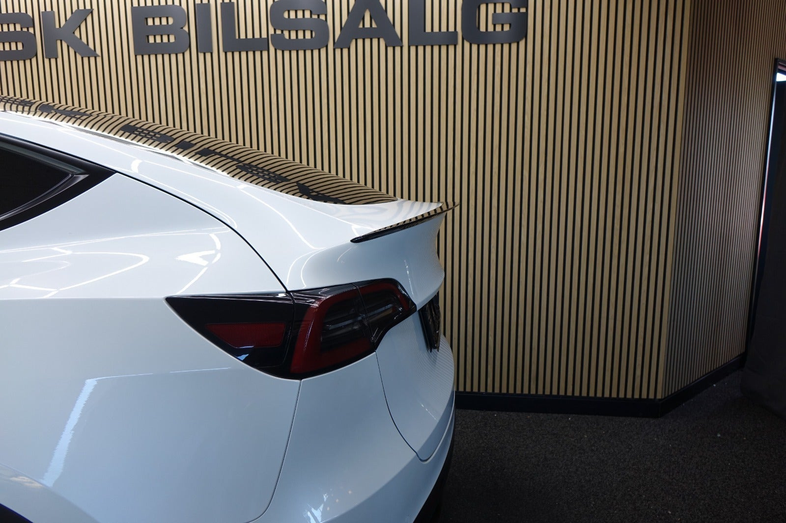 Hvid Tesla Model Y fra 2023