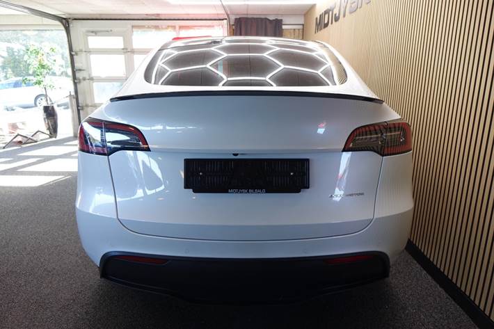 Hvid Tesla Model Y fra 2023