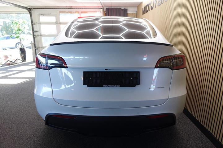 Hvid Tesla Model Y fra 2023