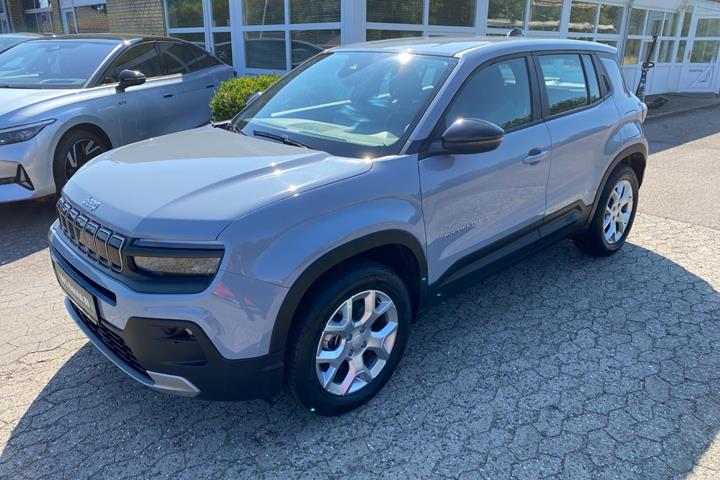 Grå Jeep Avenger fra 2025 set udefra