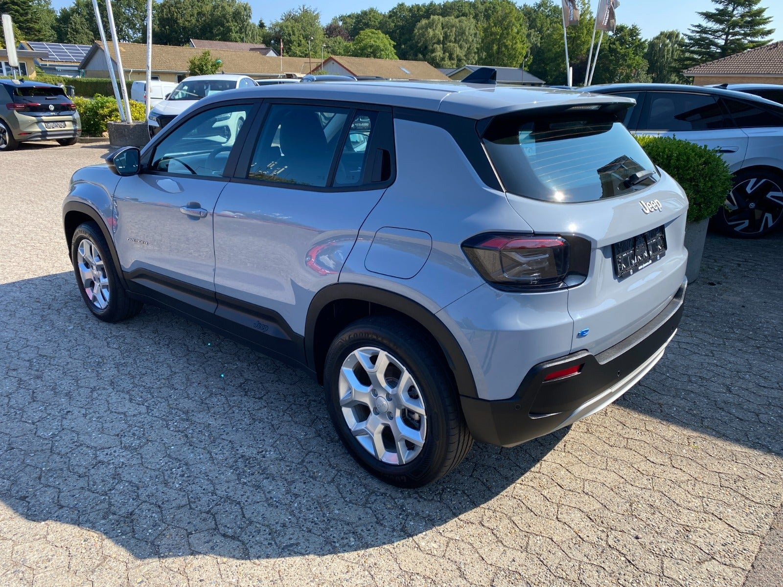 Grå Jeep Avenger fra 2025
