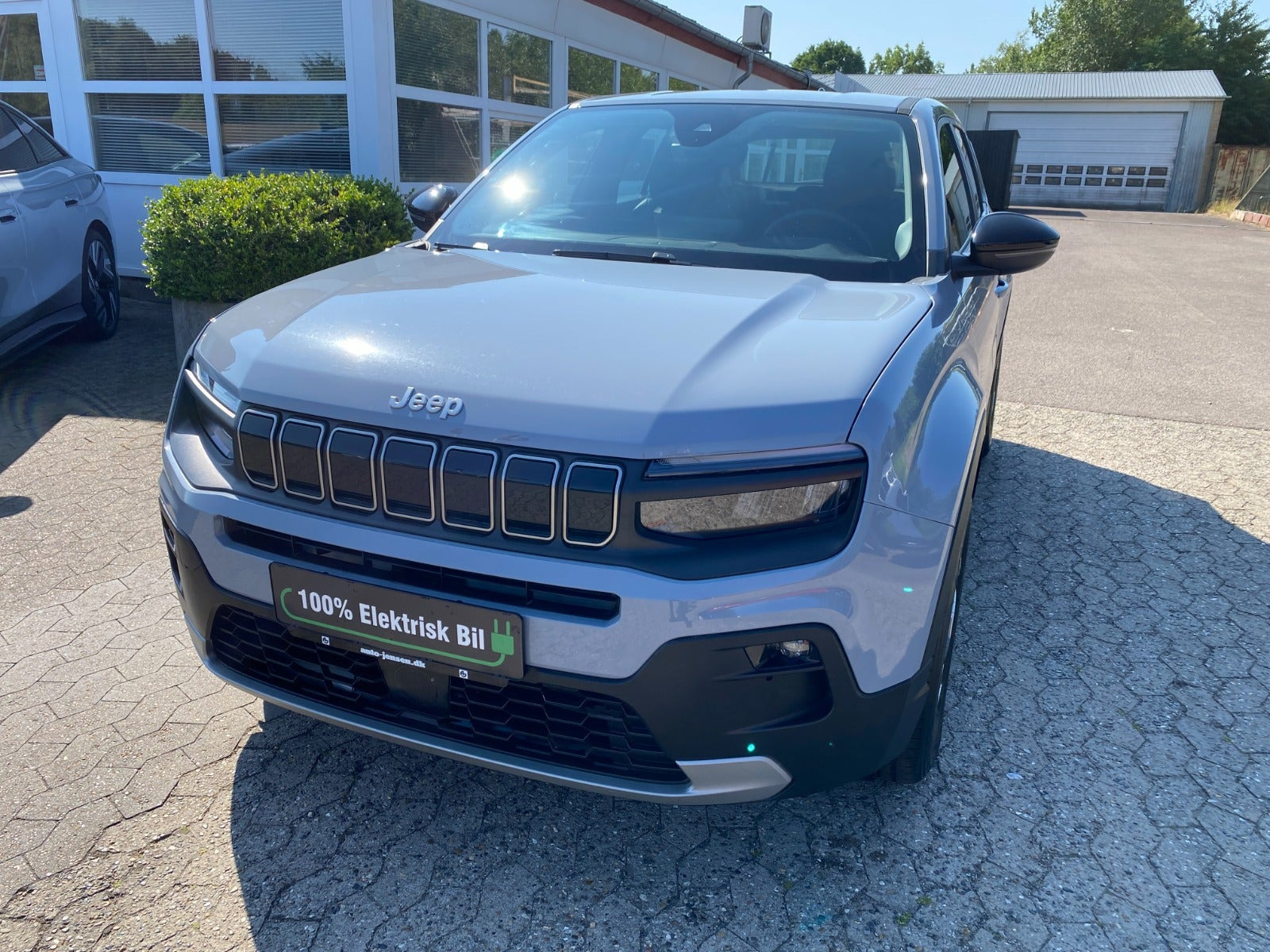 Grå Jeep Avenger fra 2025