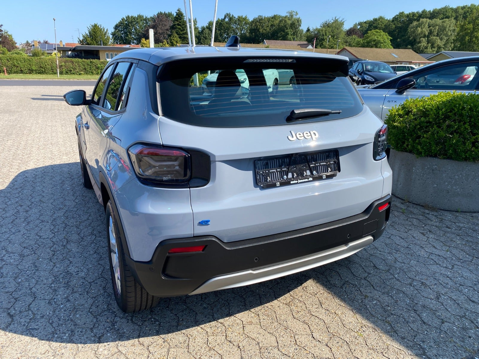 Grå Jeep Avenger fra 2025