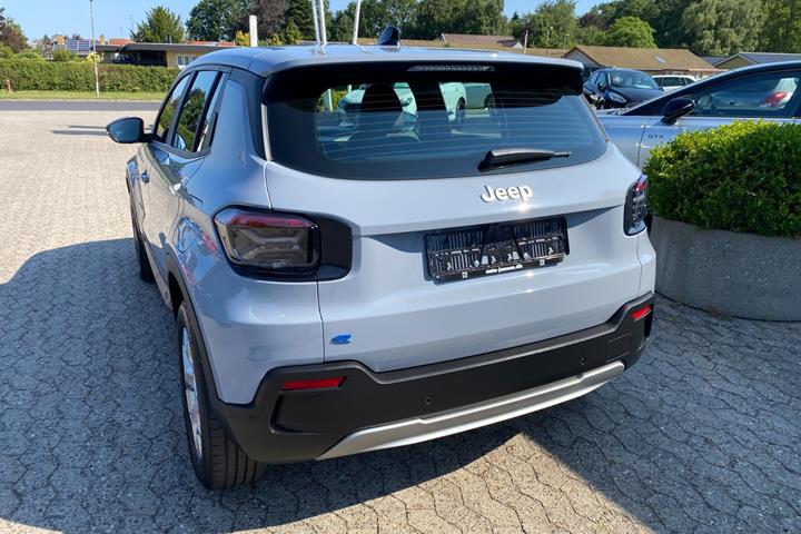 Grå Jeep Avenger fra 2025