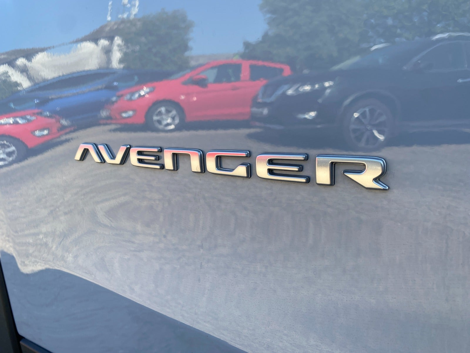 Grå Jeep Avenger fra 2025