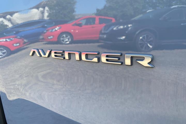 Grå Jeep Avenger fra 2025