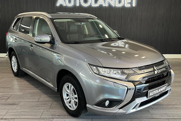 Grå Mitsubishi Outlander fra 2020 set udefra