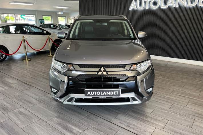 Grå Mitsubishi Outlander fra 2020