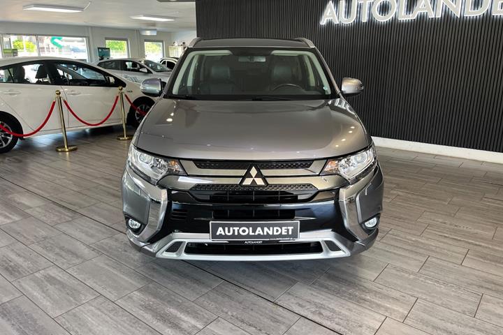Grå Mitsubishi Outlander fra 2020