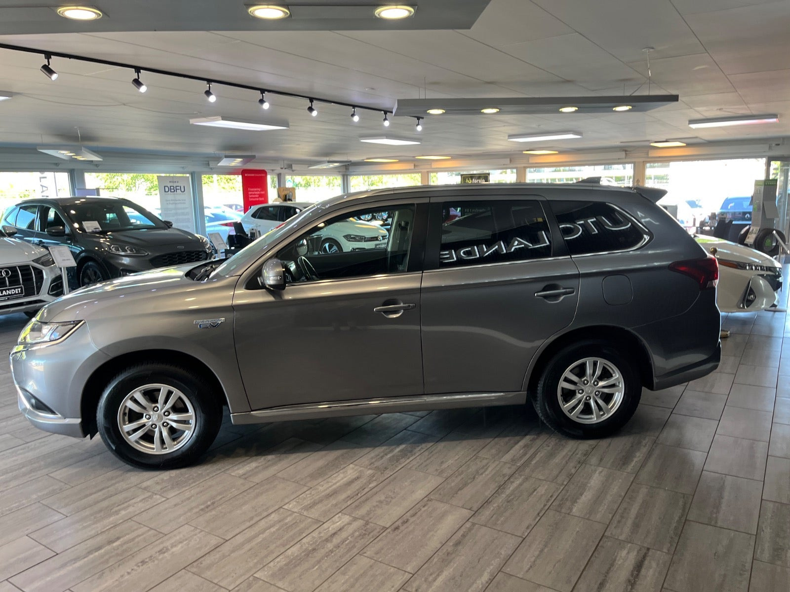 Grå Mitsubishi Outlander fra 2020