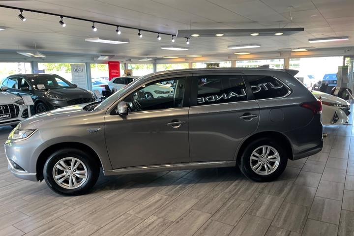 Grå Mitsubishi Outlander fra 2020