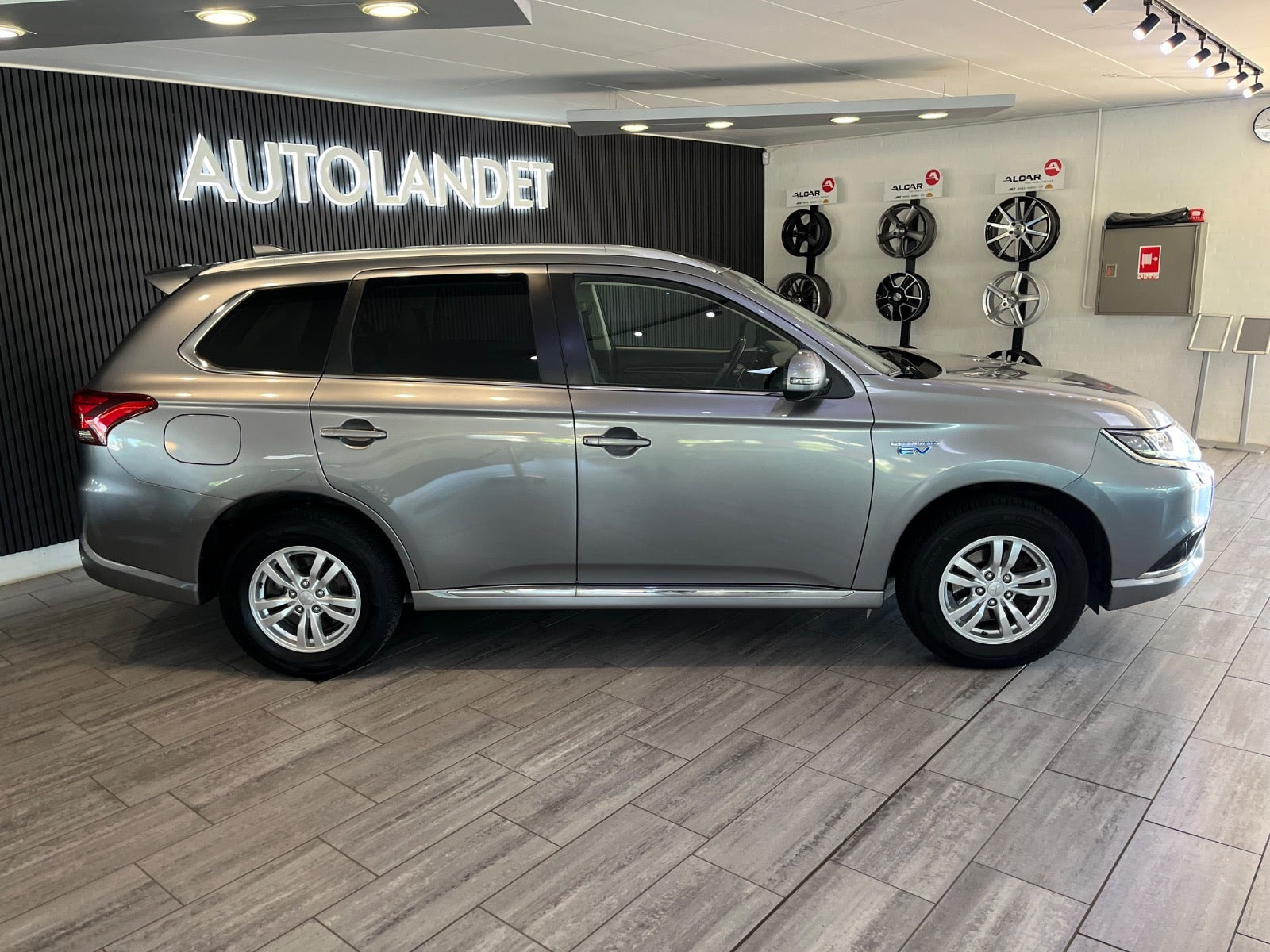 Grå Mitsubishi Outlander fra 2020