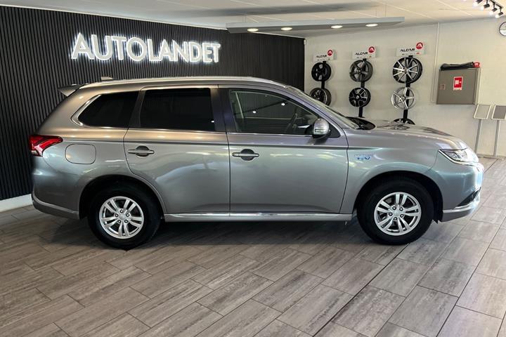Grå Mitsubishi Outlander fra 2020