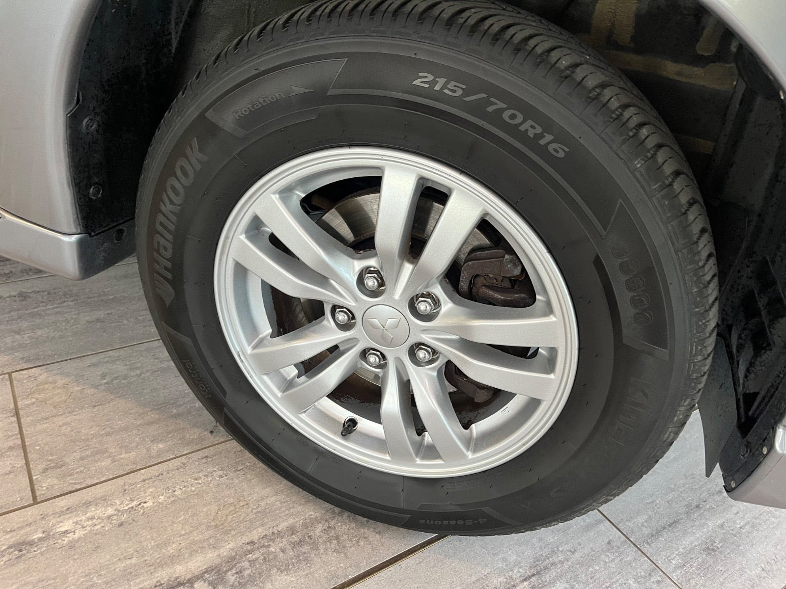 Grå Mitsubishi Outlander fra 2020
