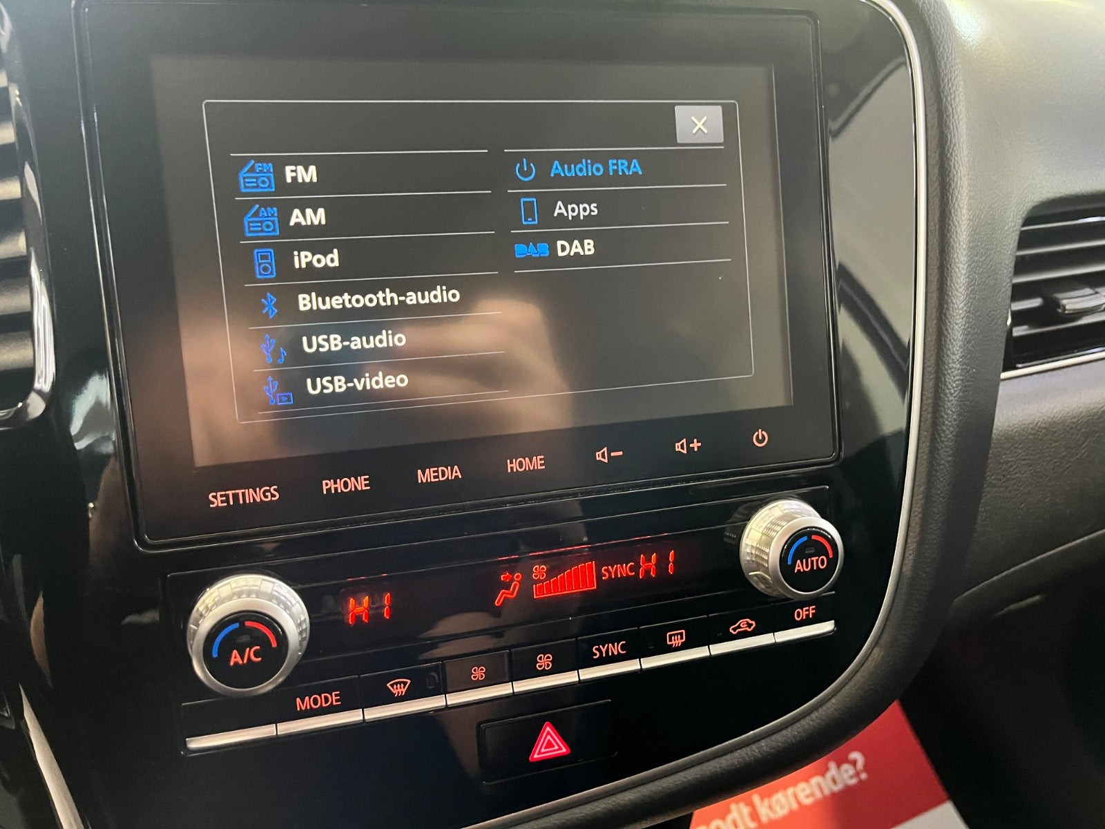 Grå Mitsubishi Outlander fra 2020