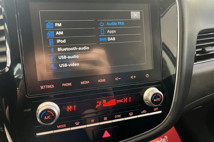 Grå Mitsubishi Outlander fra 2020