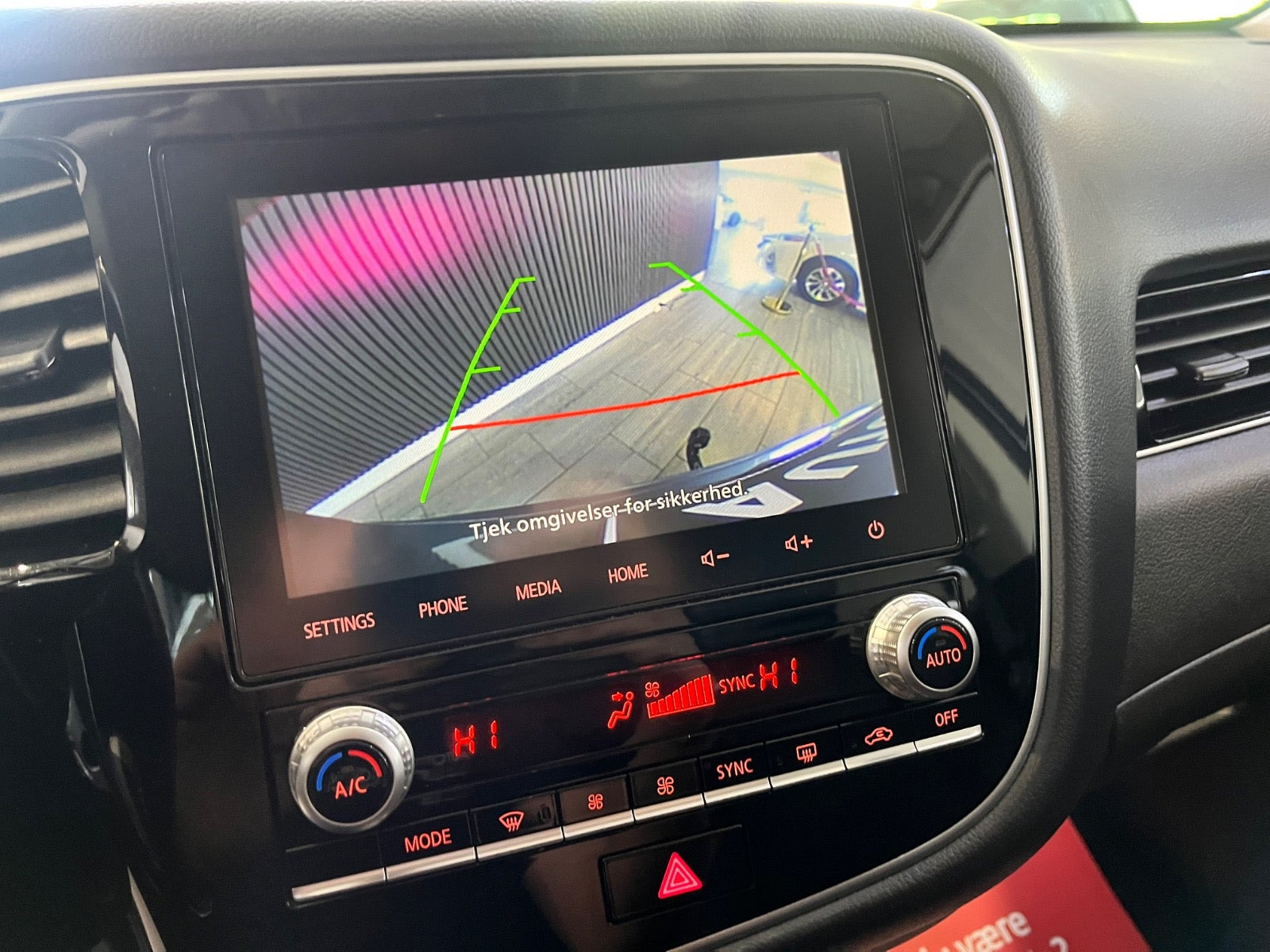 Grå Mitsubishi Outlander fra 2020