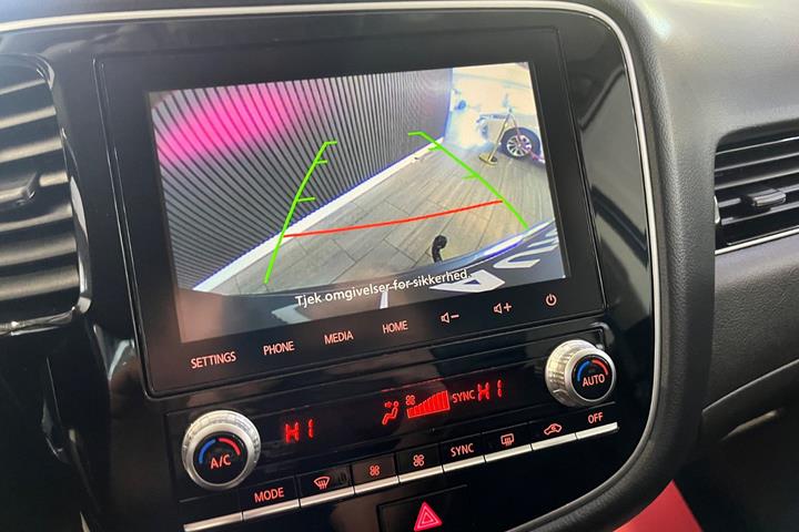 Grå Mitsubishi Outlander fra 2020