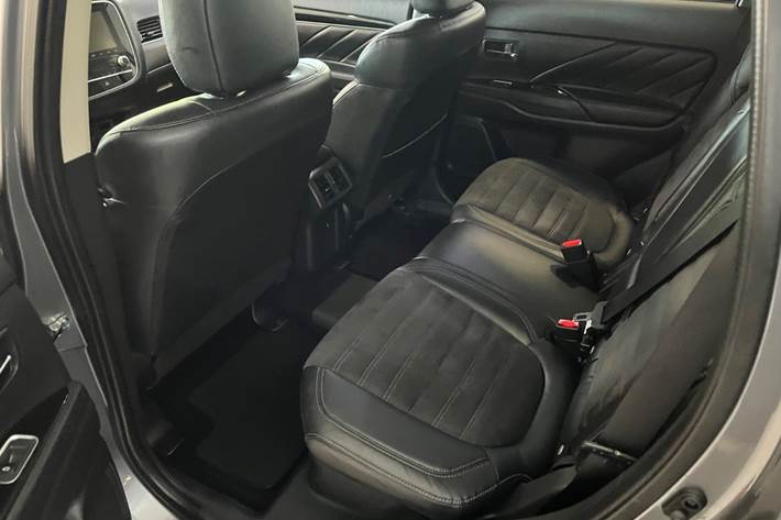 Grå Mitsubishi Outlander fra 2020