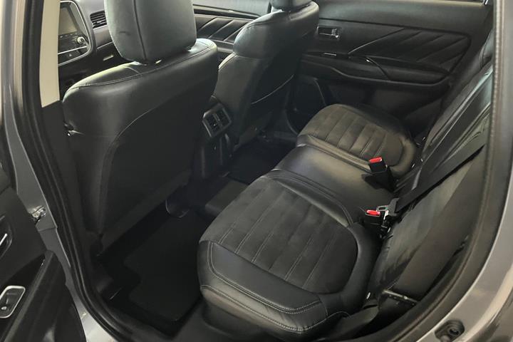 Grå Mitsubishi Outlander fra 2020