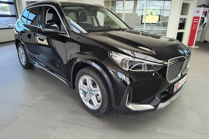 Sort BMW iX1 fra 2025 set udefra