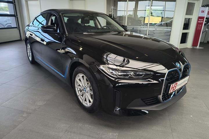 Sort BMW i4 fra 2024 set udefra