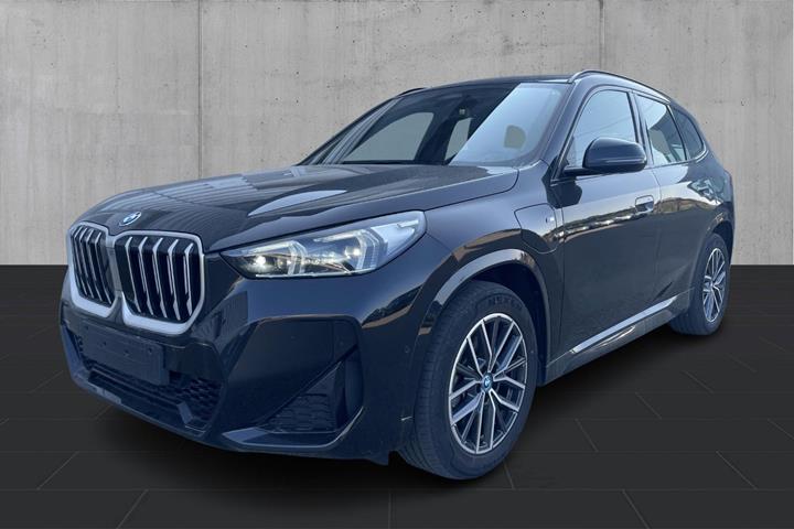 Sort BMW X1 fra 2023 set udefra