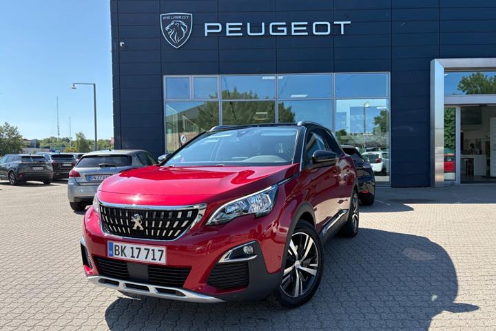 Rød Peugeot 3008 fra 2017 set udefra