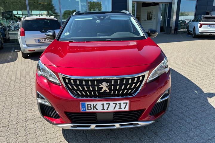 Rød Peugeot 3008 fra 2017