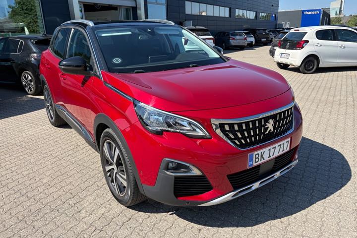 Rød Peugeot 3008 fra 2017